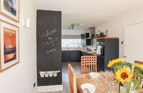 Menai Bridge House | DOLWYN, pet friendly, character holiday cottage in Llandegfan