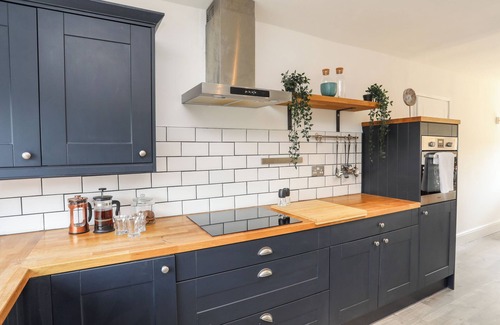 Menai Bridge House | DOLWYN, pet friendly, character holiday cottage in Llandegfan