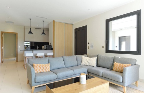 Chateauneuf-le-Rouge Cabin | Domaine de la Galinière