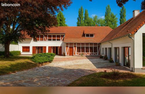 La Ferte-Saint-Cyr Apartment | Domaine des Pommiers en fête