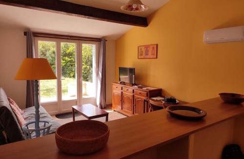 Chamaret Apartment | Domaine Guiton Cerise noire