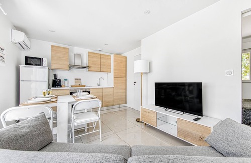 Ordonnac House | Domaine Julaya Holiday Home Between Castles and Beach