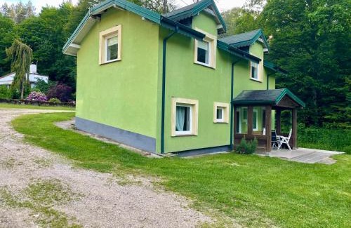 Kolczyglowy House | Domek z balią nad Wodospadem w głębi lasu