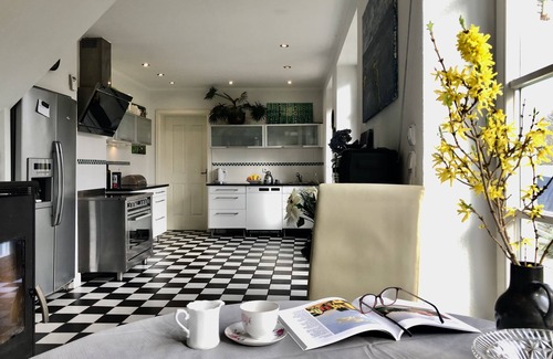 Friedrichstadt Apartment | Domicile on the canal in Friedrichstadt n. North Sea, for 2-4 people