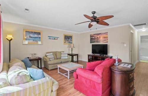 Myrtle Beach House | Domingos Beach Bungalow- Surfs Up