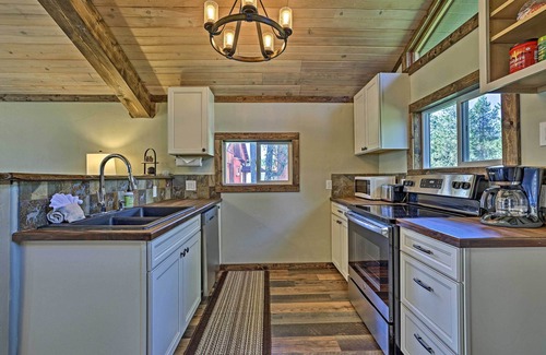 Donnelly Cabin | Donnelly Cabin w/Fire Pit: 5 Mi to Boat & Ski!