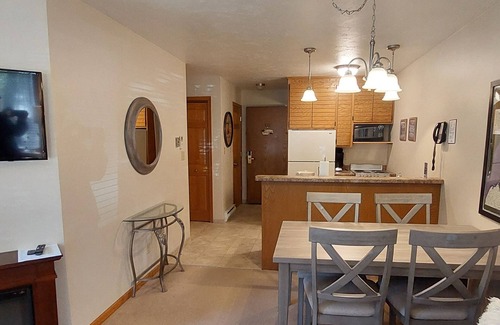 Egg Harbor Condo | DOOR COUNTY GETAWAY @ LANDMARK RESORT - Cozy 1 BR. Wood-view EGG HARBOR