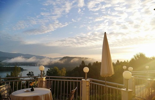 Finkenstein am Faaker See House | Doppelzimmer Seeblick - Grüner Heinrich - Bett & Frühstück