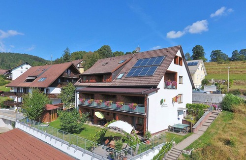 Lenzkirch Apartment | Doppelzimmer, 24qm, mit DU/WC und Balkon oder Terrasse