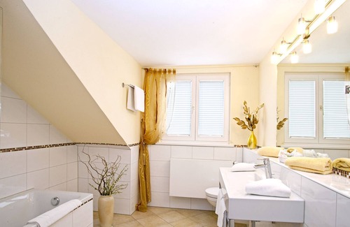 Aschach Apartment | Doppelzimmer mit separatem Wohnteil, Mansarde, Balkon, Bad/WC, Stammhaus