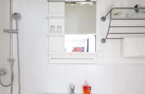 Morbisch am See Cottage | Doppelzimmer mit Boxspringbett Hofseite - Pension Laubenhof