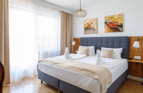 Morbisch am See Cottage | Doppelzimmer mit Boxspringbett, Balkon - Pension Laubenhof