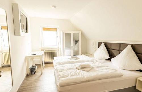 Hollfeld House | Doppelzimmer Standard - Zi. 2 + 4 - Gasthof Schrenker