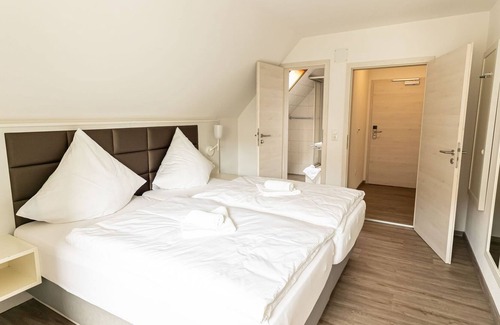 Hollfeld House | Doppelzimmer Standard - Zi. 2 + 4 - Gasthof Schrenker