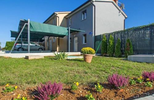 Strmac House | Dora Comfortable holiday residence
