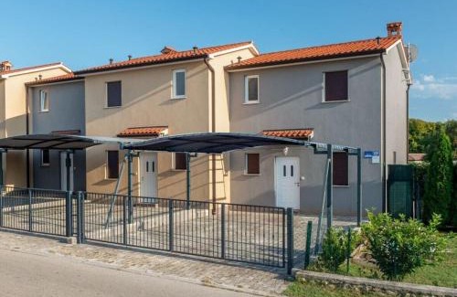 Strmac House | Dora Comfortable holiday residence