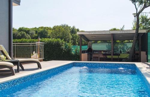 Strmac House | Dora Comfortable holiday residence