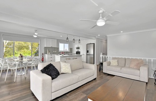 Dora Creek House | Dora Creek Stunning Modern Waterfront with Jetty Azure Reflections A Lakeside Retreat