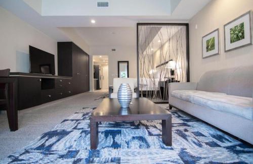 Doral Apartment | Doral Pool 1407 by WaveProperties