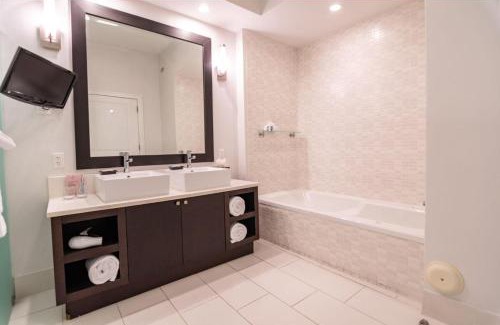 Doral Apartment | Doral Pool 1407 by WaveProperties