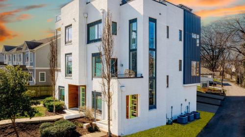 Historic Waverly House | Doralee by AvantStay 8 Minute Drive to Broadway Dolly Parton Themed