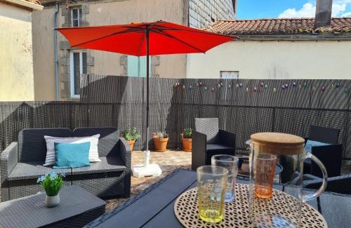 Les Epesses House | Dors Fée Duplex avec Toit-Terrasse et Salle de Jeux - Centre Bourg à 4 min du Puy duFou
