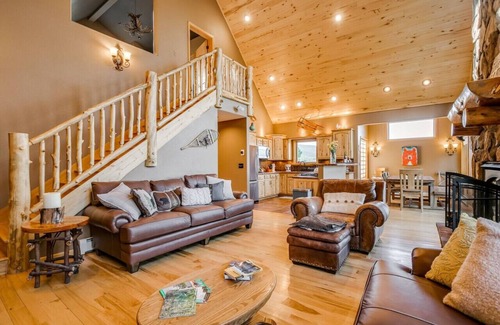 Black Hawk House | Dory Lakes · Breathtaking Views Hot Tub, Pool Table, Fireplace
