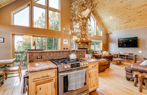 Black Hawk House | Dory Lakes · Breathtaking Views Hot Tub, Pool Table, Fireplace