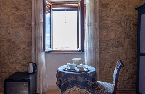 Passignano sul Trasimeno Apartment | Double Room with External Private Bathroom - Celeste