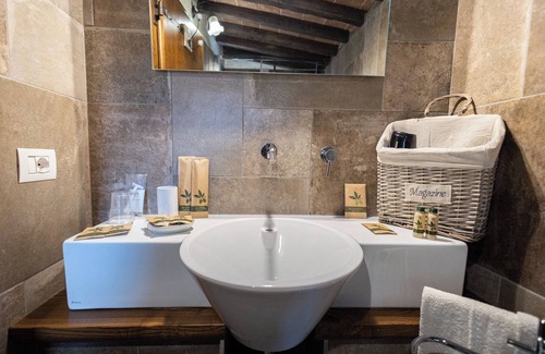 Passignano sul Trasimeno Apartment | Double Room with External Private Bathroom - Celeste