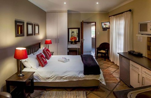 Humewood Bed & Breakfast | Double Bed and Sleeper Couch, Luxury Room, business travel, near Port Elizabeth