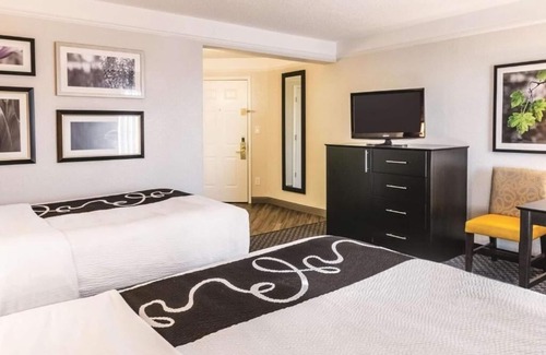 Airport North Hotel | Double Bed Room | Great for Families | Free Breakfast & Shuttle | Onsite Pool