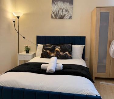Cradley Apartment | Double bed Studio Fast WiFi,Netflix, No deposit Required
