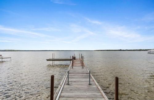 Lake City Hotel | Double Bed suite in Heart of Lake City