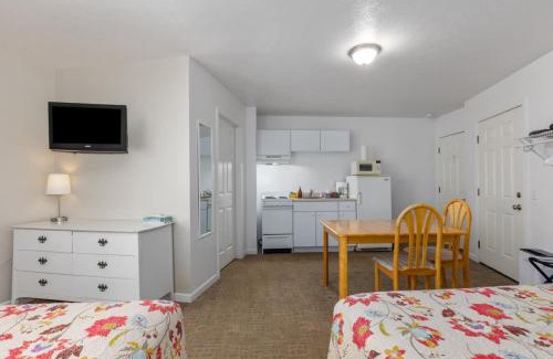 Lake City Hotel | Double Bed Suite with Full Kitchen