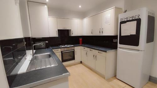 Eccles House | Double-Bedroom in the Heart of Eccles Manchester Perfect for Short Stays BH1