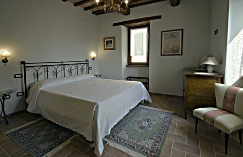 Uncinano House | DOUBLE BEDROOM WITH BATHROOM AND BALCONY