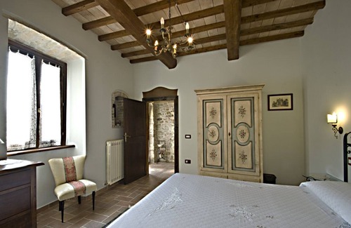 Uncinano House | DOUBLE BEDROOM WITH BATHROOM AND BALCONY