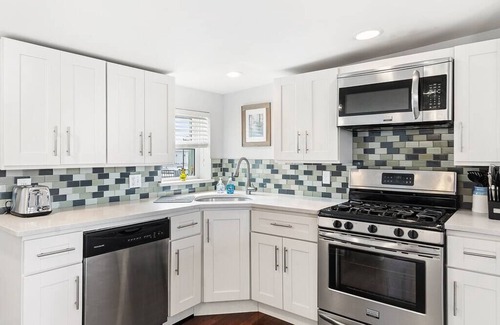 East Passyunk Crossing Apartment | Double Decker Roofdeck! Gorgeous View in Passyunk!