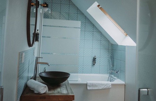 Sainte-Honorine-de-Ducy House | double room classic ensuite with bath chambre ducy