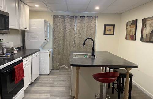 Niagara Falls House | Double Houses Accommodates 18 with Free Off-Street Parking - USA