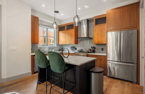 Kensington House | *Double King Beds* Spacious| Cozy and Fun| Steps from Downtown