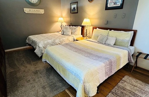 Salmon Hotel | Double Queen Room