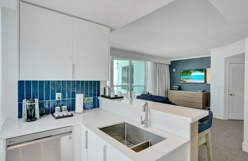 Mid Beach Apartment | Double Room Deluxe Suite 2BR/3BA in Fontainebleau
