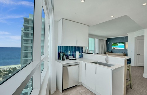 Mid Beach Apartment | Double Room Deluxe Suite 2BR/3BA in Fontainebleau