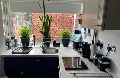 Great Barr House | Double Room in Great Barr Near M5 - M6 - Parking - TV Bed-Garden