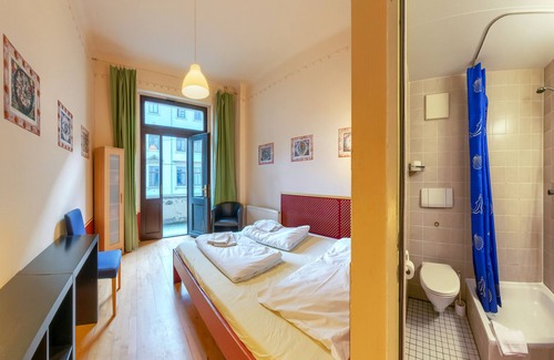 Outer Neustadt Hotel | Double room with private bathroom in Hostel Mondpalast