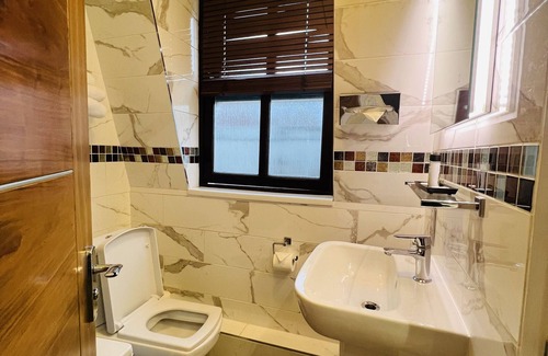 London City Centre Apartment | Double room with private bathroom in a shared flat. *bloomrooms@LeicesterSquare*