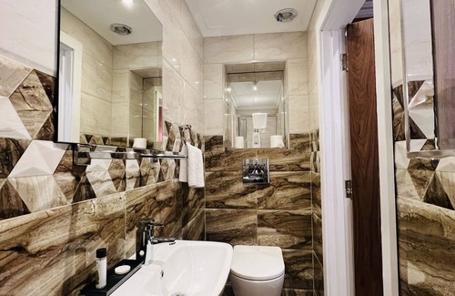 London City Centre Apartment | Double room with private bathroom in a shared flat. *bloomrooms@LeicesterSquare*