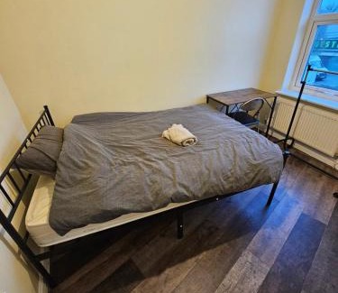 Levenshulme House | Double room with Shared Bathroom (3)